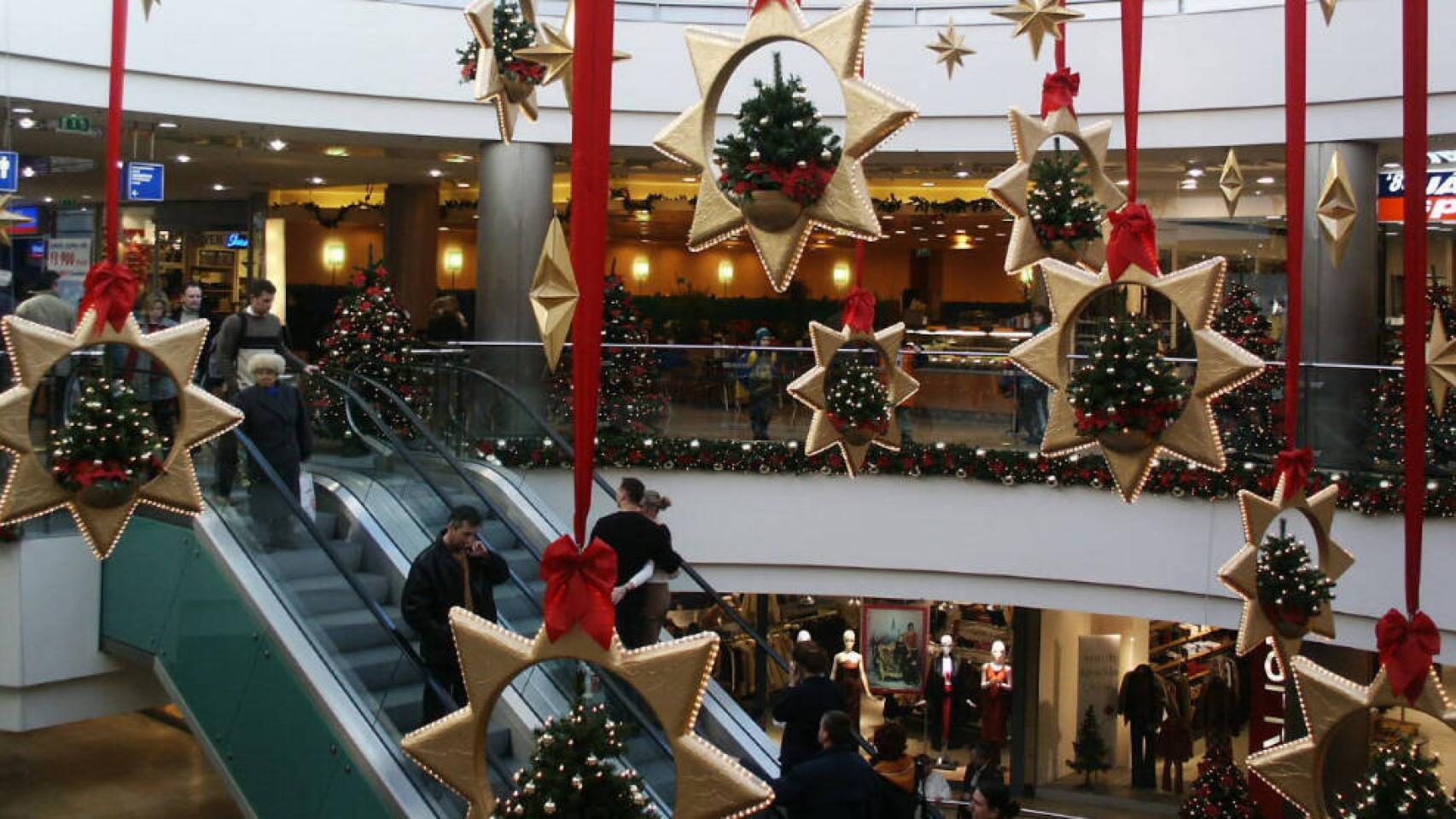 Centro comercial en Navidad. Imagen de archivo