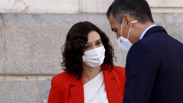 El presidente del Gobierno, Pedro Sánchez, con la presidenta de la Comunidad de Madrid, Isabel Díaz Ayuso, este lunes.