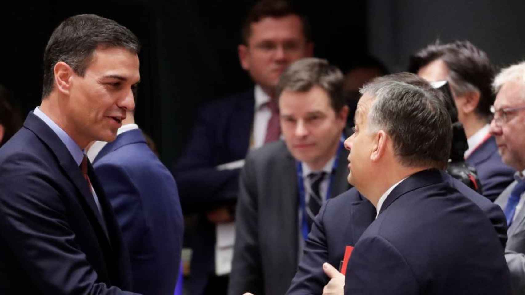 Viktor Orbán, primer ministro de Hungría, saluda a Pedro Sánchez, presidente del Gobierno de España, en un Consejo Europeo.