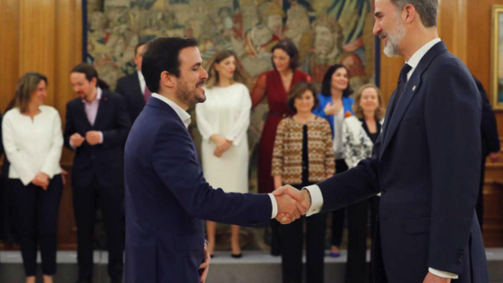 El ministro de Consumo, Alberto Garzón, y el rey Felipe VI.