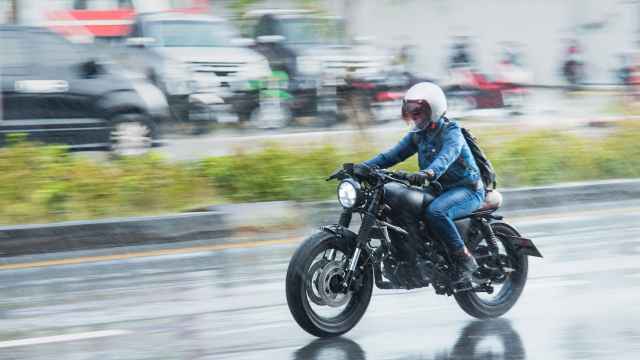 Los mejores accesorios para moto para los días lluviosos y fríos