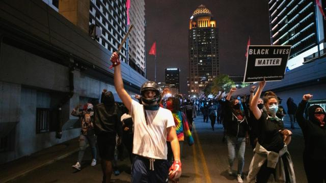 Nueva noche de protesta en Louisville.