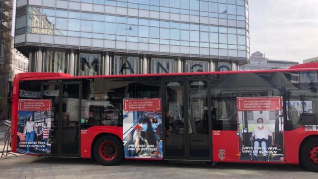 Uno de los autobuses urbanos luciendo la cartelería de la nueva campaña