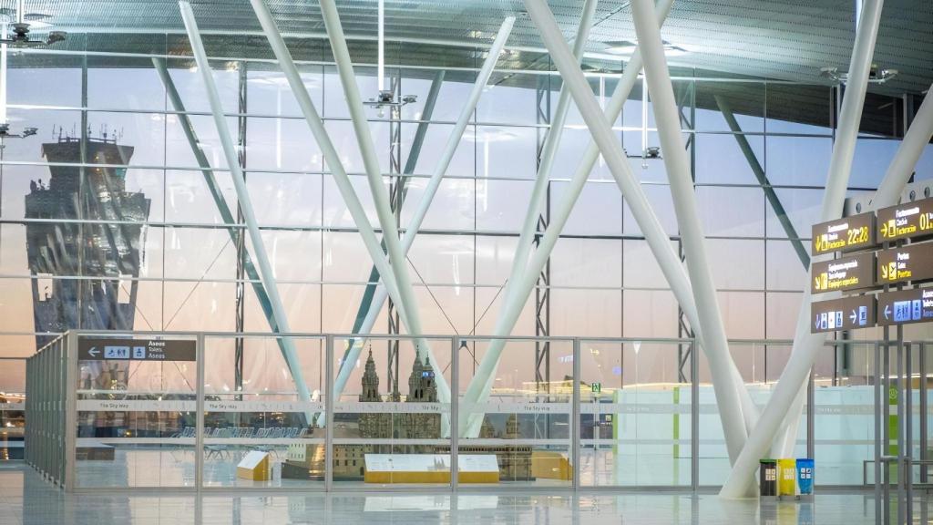 El interior del Aeropuerto de Santiago-Rosalía de Castro, con una réplica de la catedral.