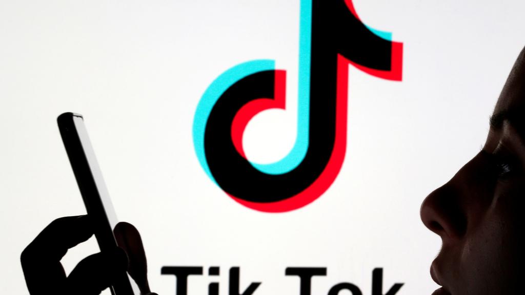 Una mujer observa TikTok.