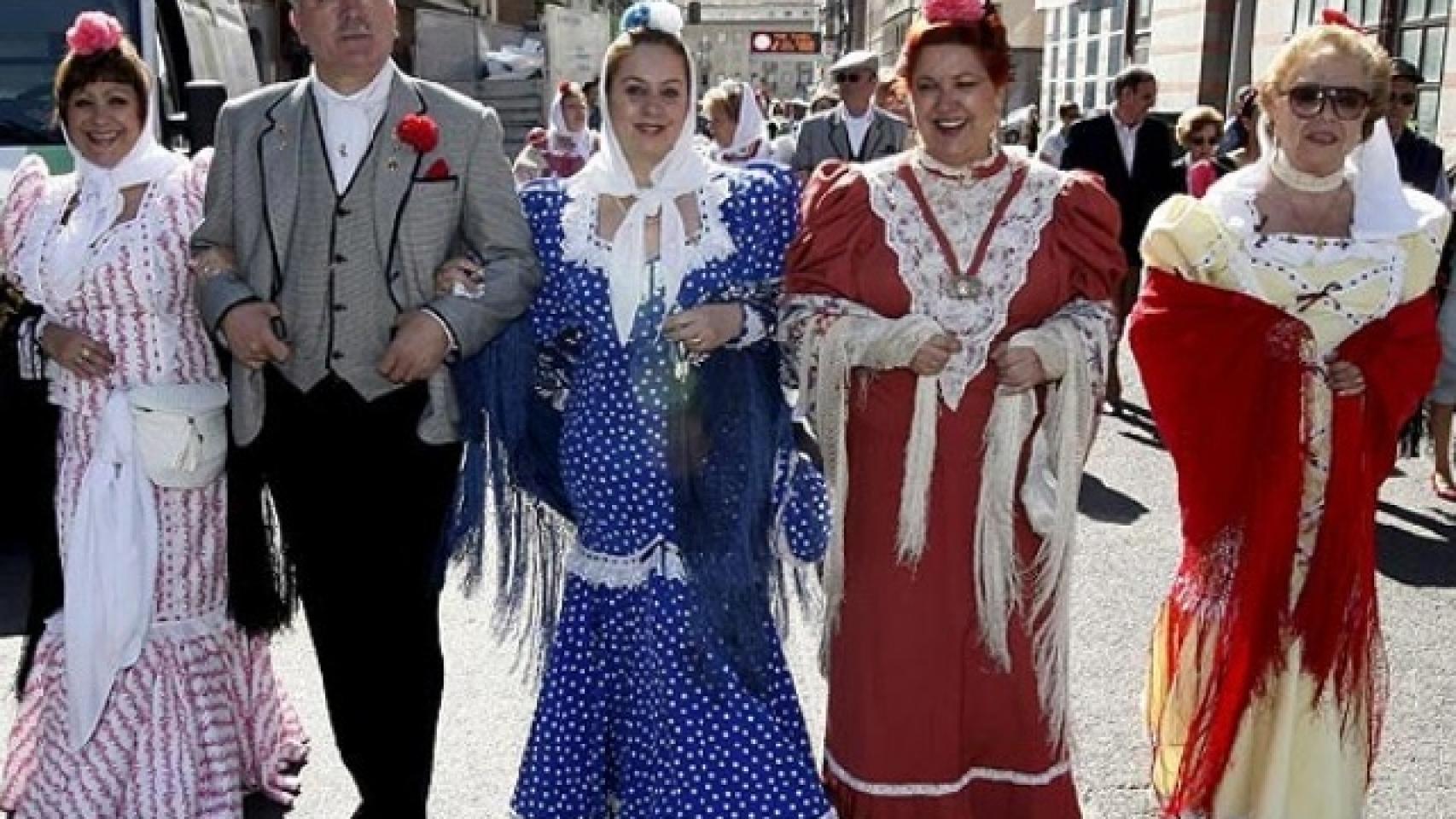 Madrileños celebrando San Isidro con el traje típico, en una imagen de archivo.
