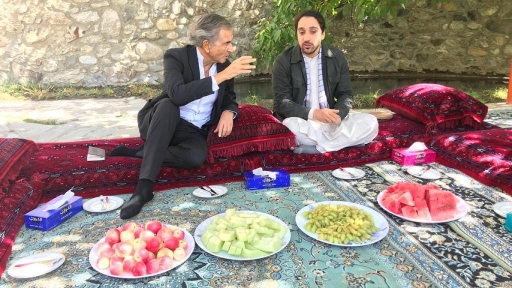 Bernard-Henri Lévy junto a Amhad Masud.