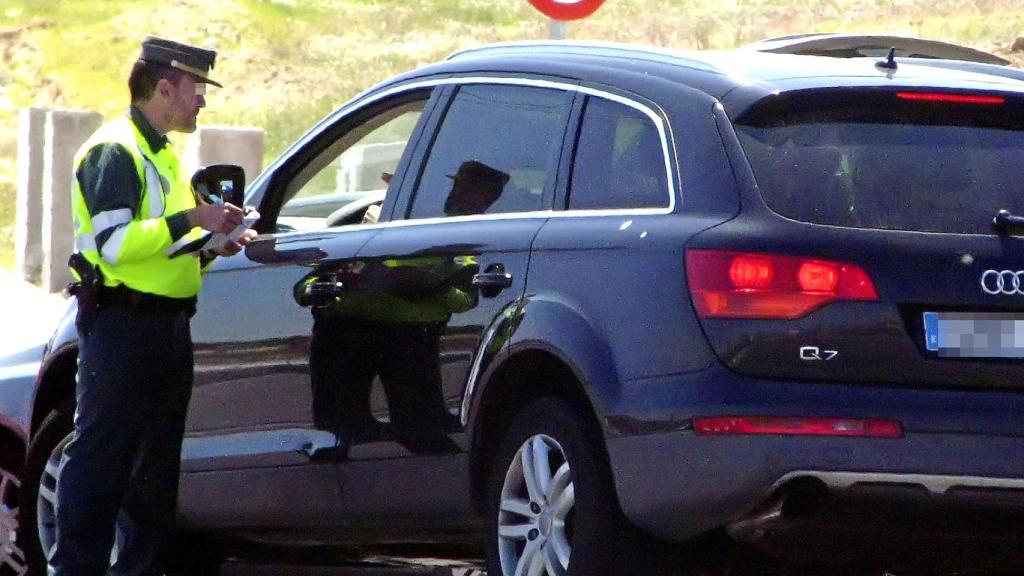 Paula atendiendo las indicaciones del agente de la Guardia Civil con un Audi Q7.