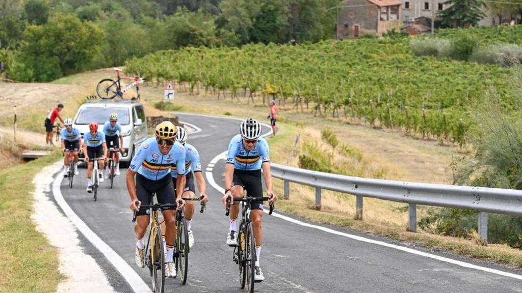 La selección belga reconoce una de las subidas con Van Aert y Van Avermaet