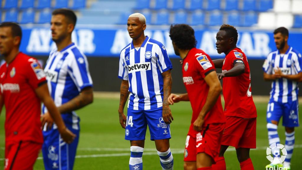 Los jugadores del Alavés y Getafe, en el área