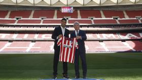 Luis Suárez y Enrique Cerezo posan con la camiseta del Atlético de Madrid