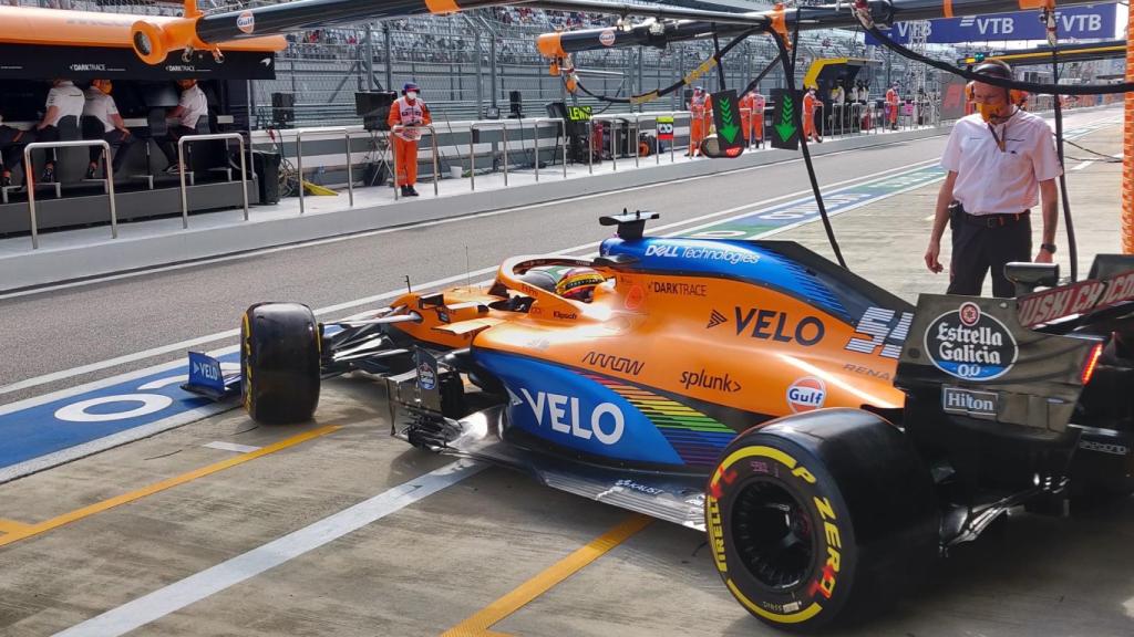 Carlos Sainz saliendo del box de McLaren