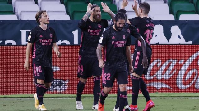 Sergio Ramos celebra con los jugadores del Real Madrid su gol de penalti al Real Betis