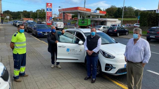 Entrega del coche eléctrico adquirido por el ayuntamiento coruñés de Abegondo.