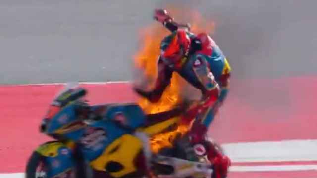 Augusto Fernández se baja de la moto mientras está en llamas