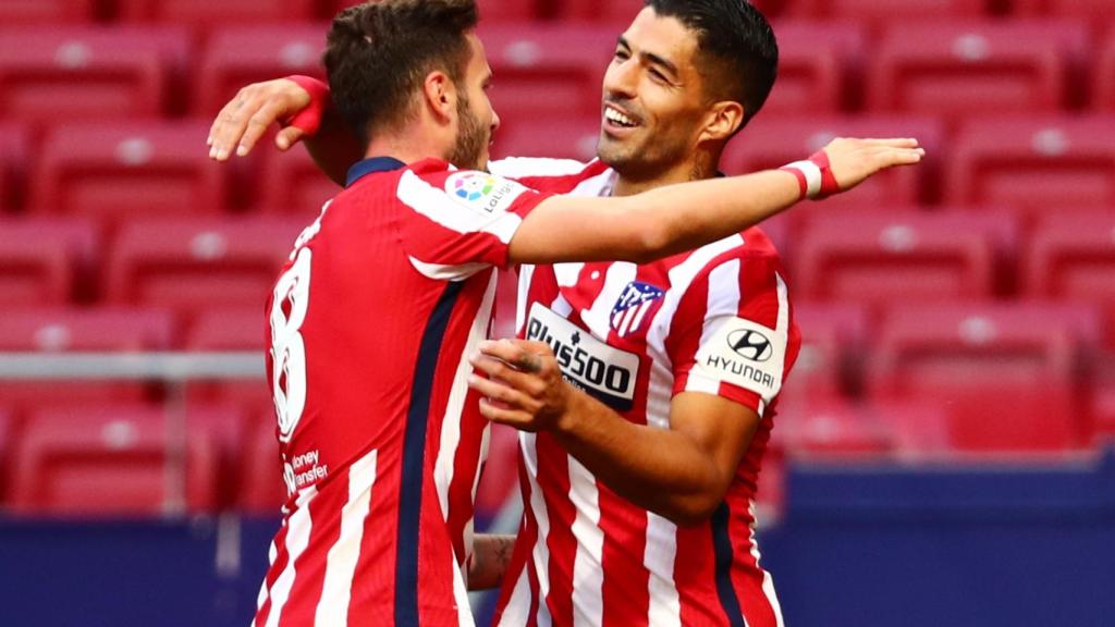 Luis Suárez celebra con Saúl Ñíguez su con el Atlético de Madrid