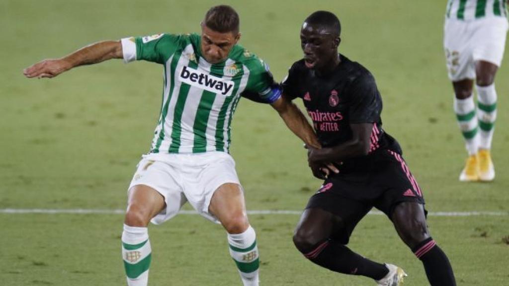 Joaquín y Ferland Mendy, en el Betis - Real Madrid de la jornada 3 de La Liga