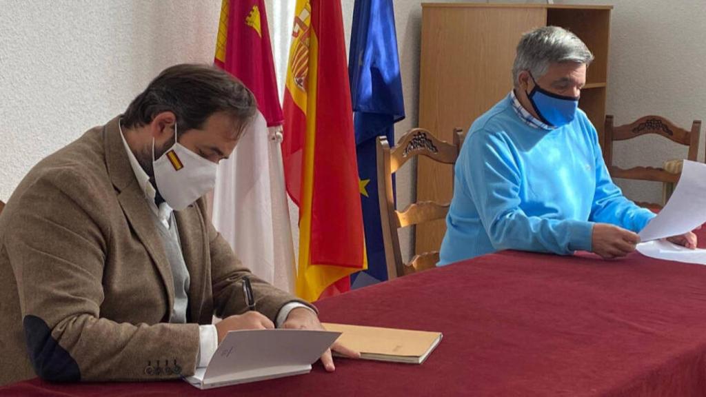 El presidente del PP de Castilla-La Mancha, Paco Núñez, ha visitado este domingo la localidad guadalajareña de Tamajón