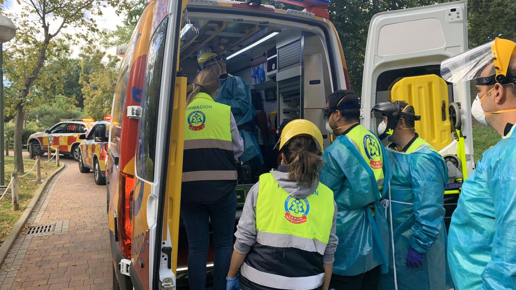 Los servicios de emergencias atienden a la cuidadora que ha sufrido el accidente.