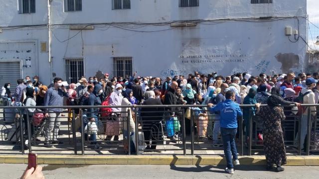 Marroquíes esperan el paso a su país desde Melilla.