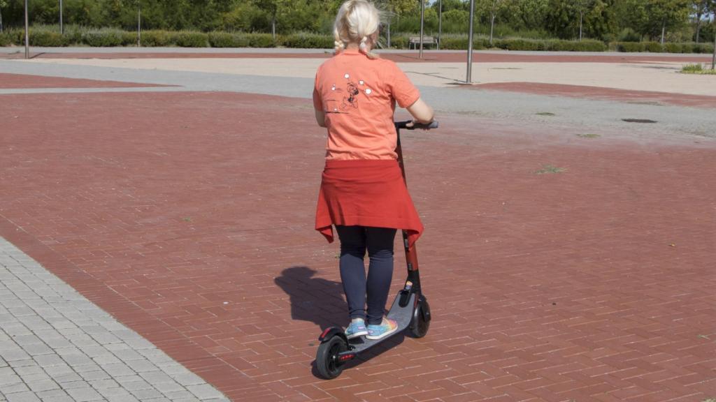 Con este patinete la velocidad de desplazamiento ronda los 20 km/h.