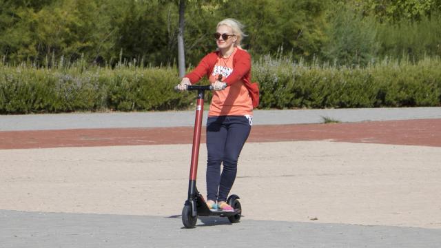 Los parques son un lugar ideal para desplazarse con el patinete de Seat.