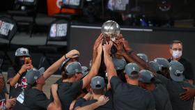 Los jugadores de los Miami Heat levantan el título de la Conferencia Oeste de la NBA
