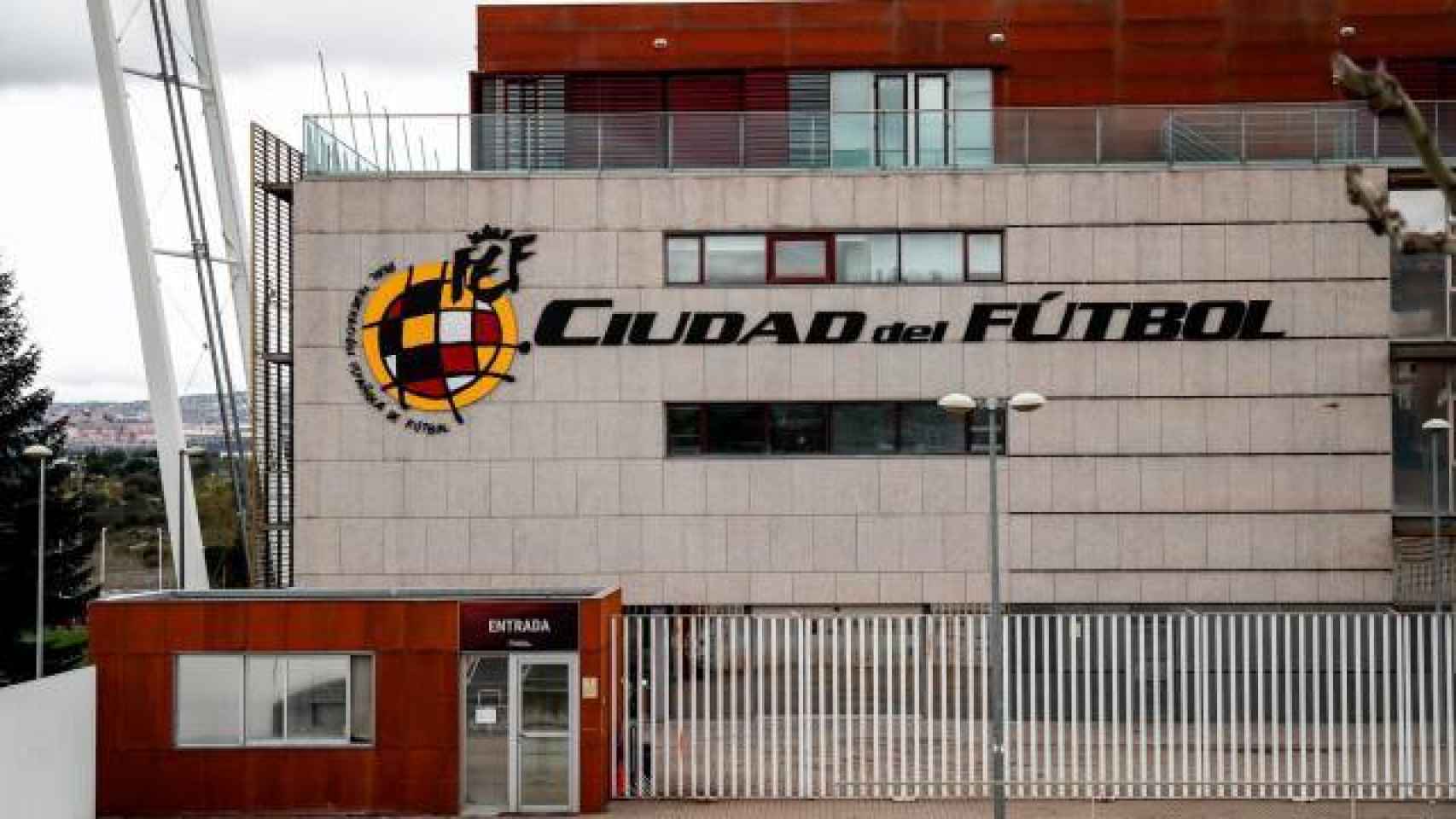 El exterior de la Ciudad del Fútbol de Las Rozas, sede de la Real Federación Española de Fútbol