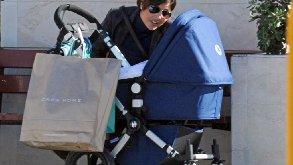 Isabel paseando al pequeño José Tomás en una imagen tomada en 2011.