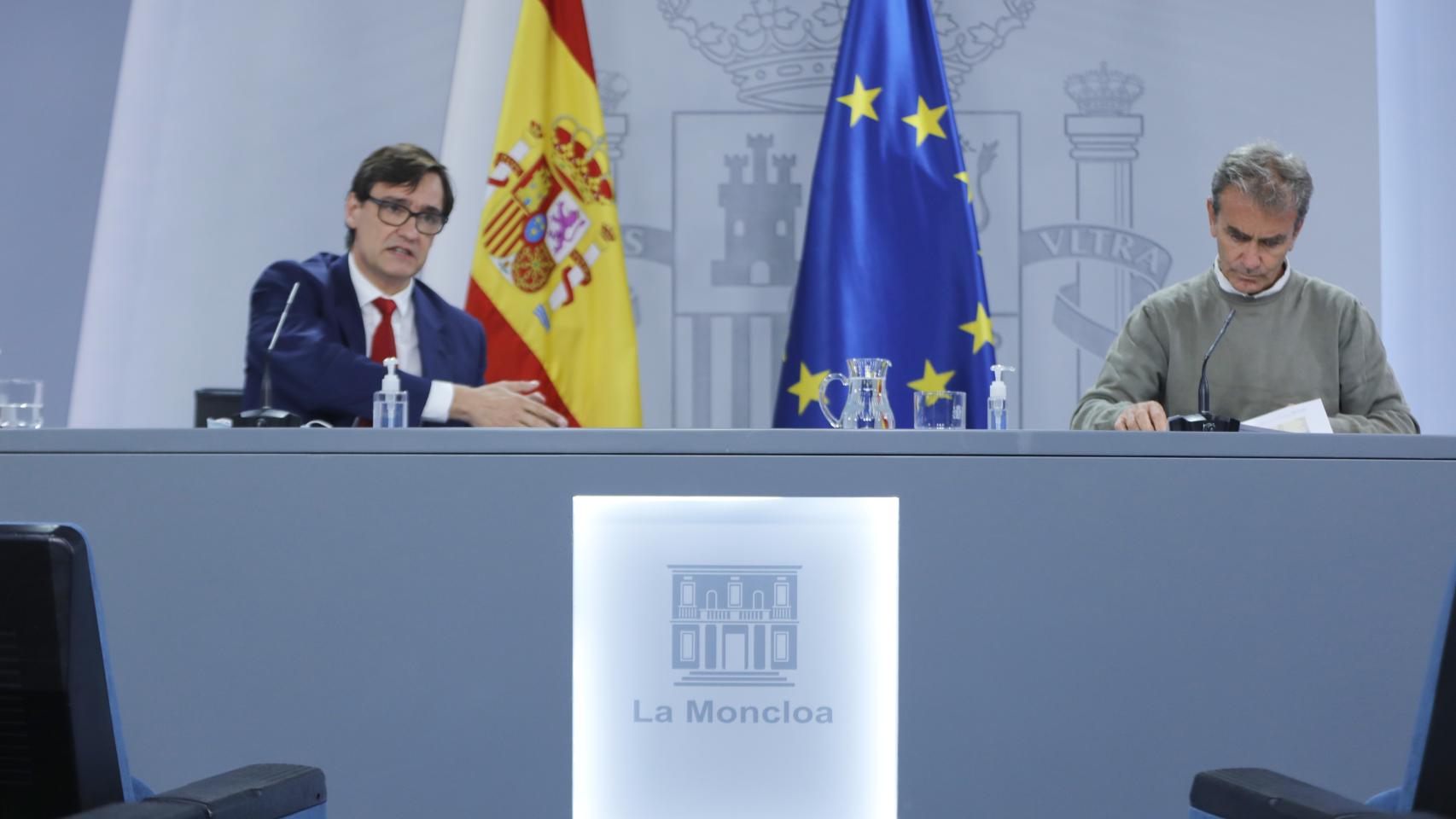 El ministro de Sanidad, Salvador Illa (d), y el director del CCAES, Fernando Simón (i), en la rueda de prensa.