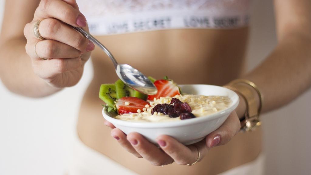 A menor cantidad de tiempo para alimentarse, menos comida se consume.