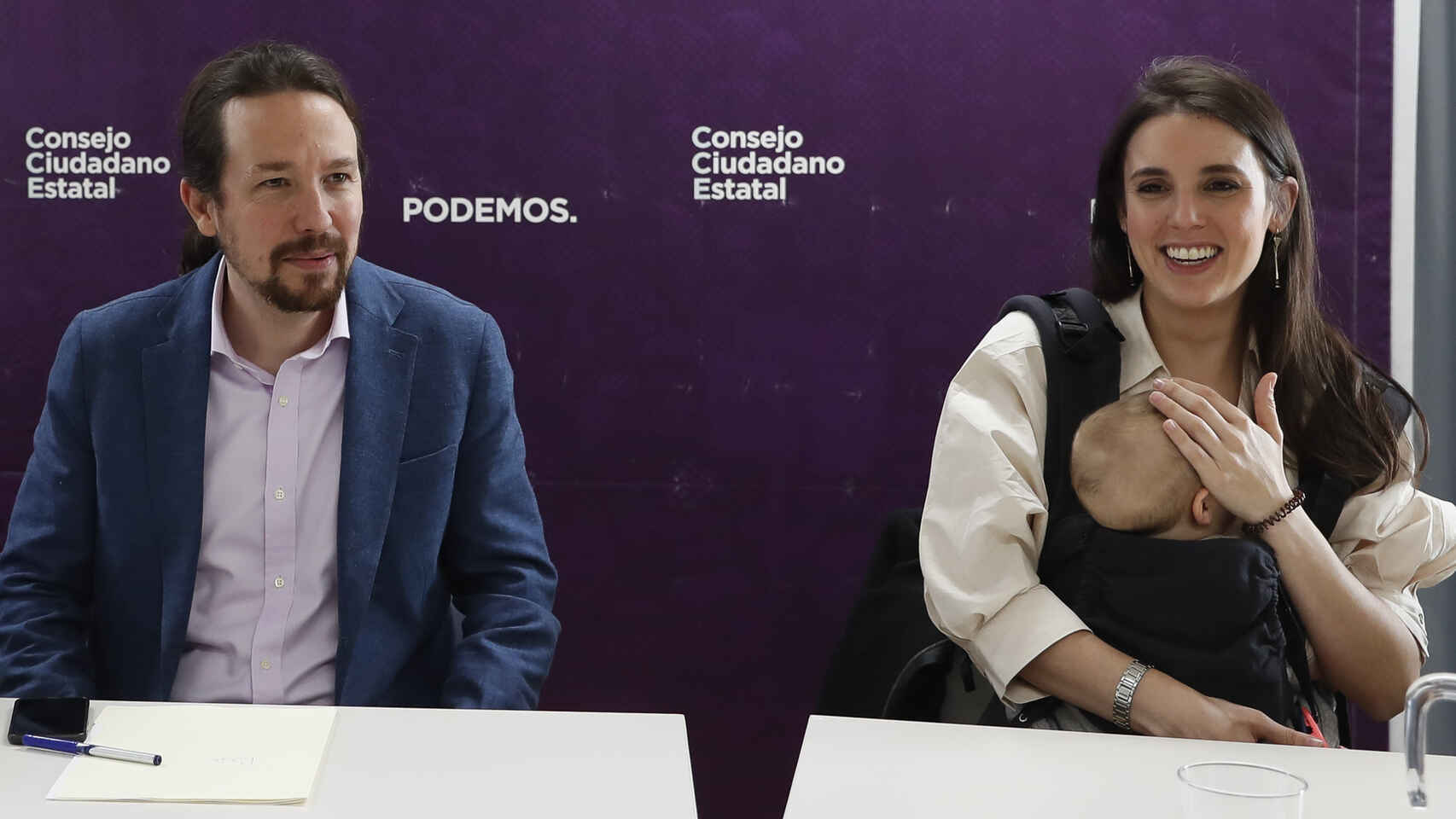 Pablo Iglesias e Irene Montero con su hija pequeña, Aitana.