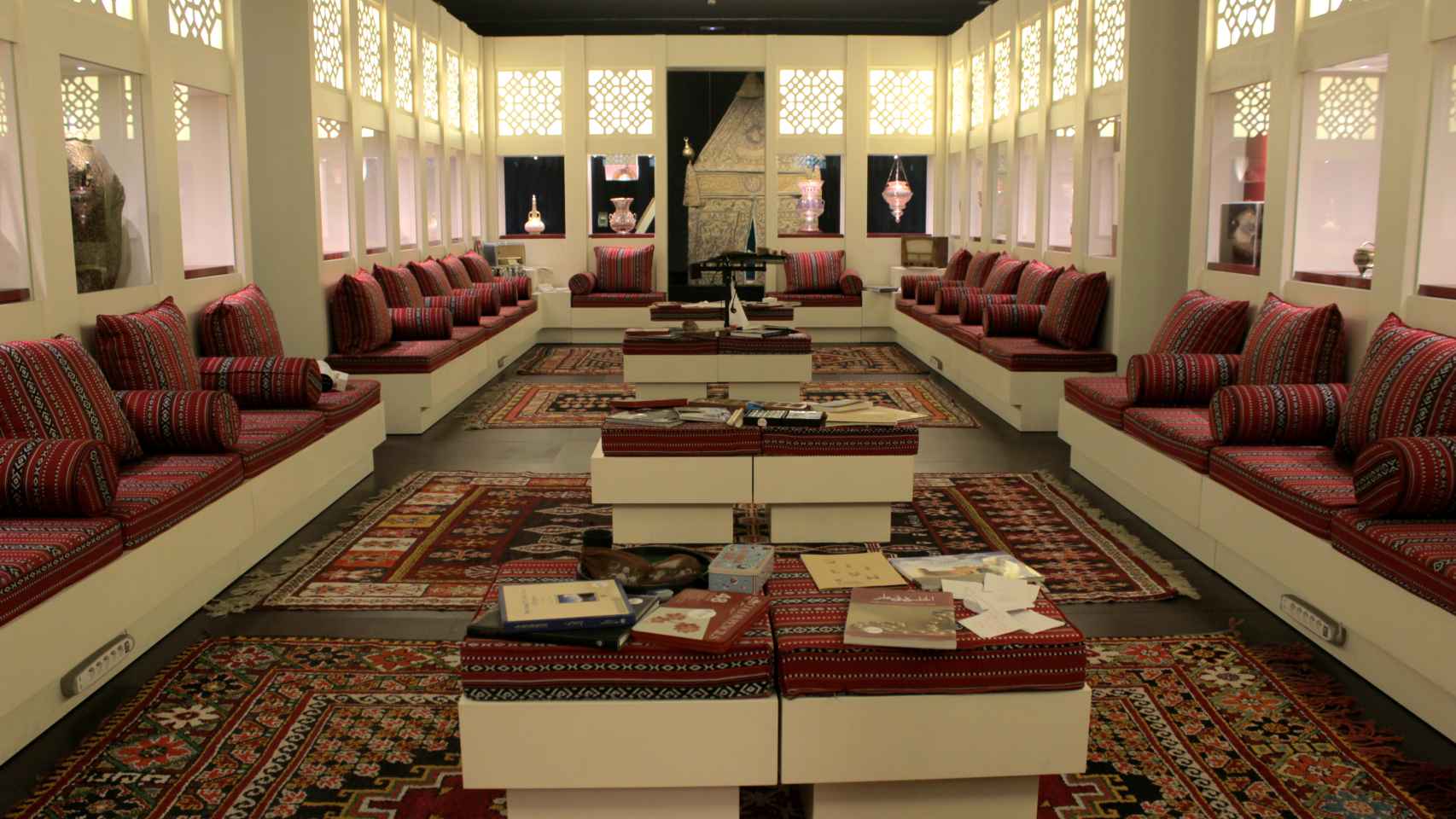 Vista de la exposición 'El Majlis. Diálogo entre cultura'.
