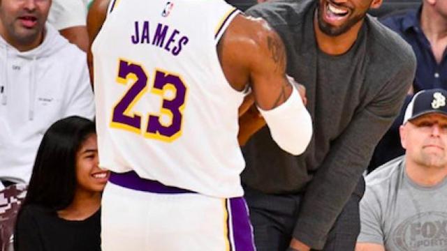 LeBron James y Kobe Bryant se saludan antes de un partido