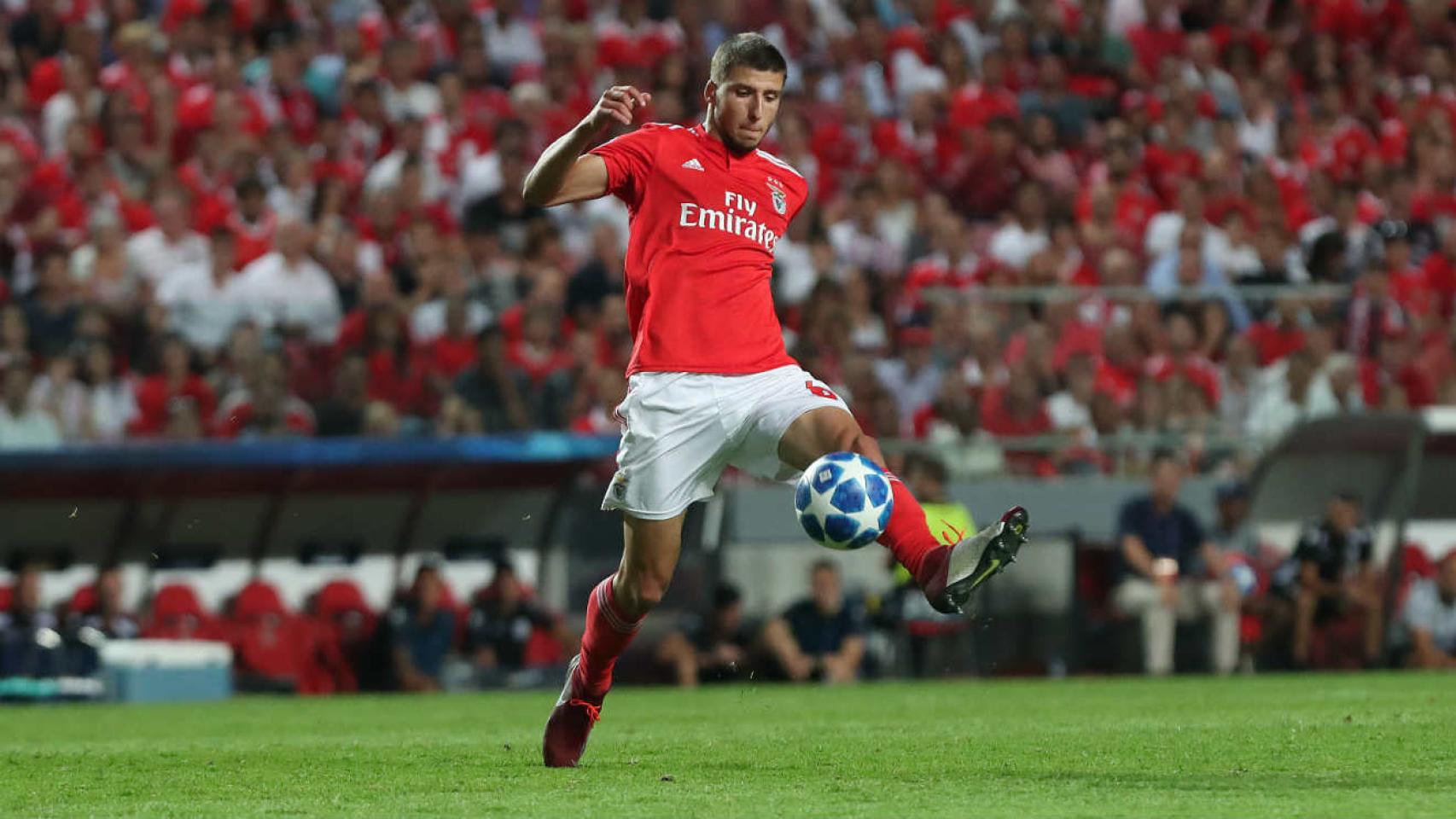 Rubén Dias con la camiseta del Benfica