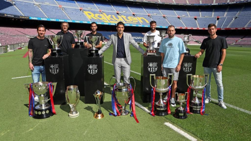 Luis Suárez en su despedida junto a sus compañeros