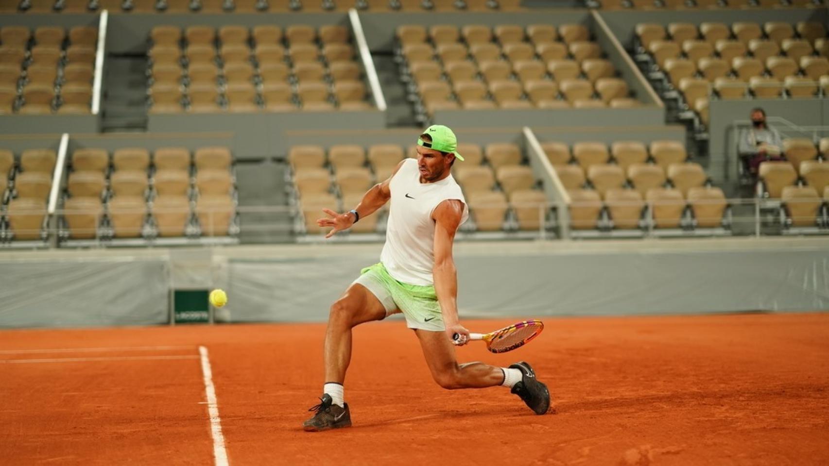 Nadal, durante un entrenamiento en Roland Garros.