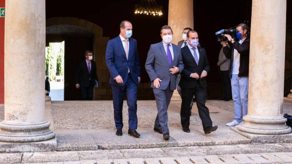 El presidente de Castilla-La Mancha, Emiliano García-Page, este lunes en Guadalajara, junto a Alberto Rojo y Pablo Bellido