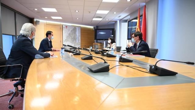 Reunión entre el ministro de Sanidad y el consejero madrileño.