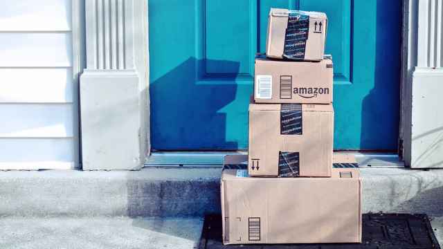 Paquetes de compra en Amazon en la puerta de un domicilio.