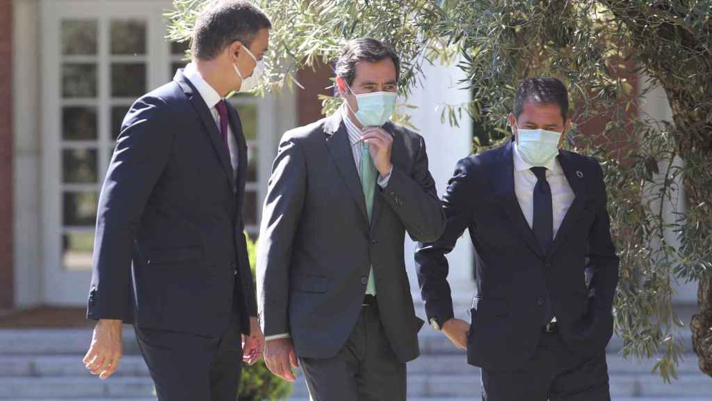 Pedro Sánchez, presidente del Gobierno, y Antonio Garamendi y Gerardo Cuerva, presidentes de CEOE y Cepyme.