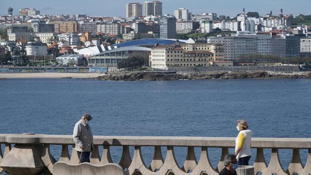 Gente caminando por el paseo marítimo de A Coruña.