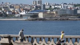 Gente caminando por el paseo marítimo de A Coruña.