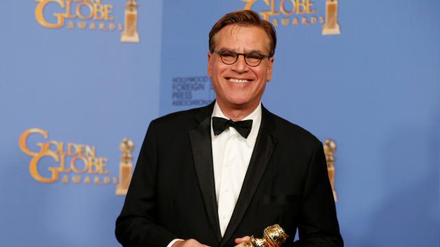 Aaron Sorkin con el Globo de Oro al Mejor guion por La red social.