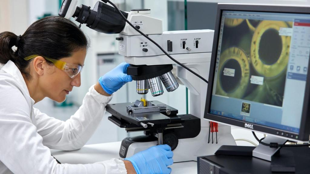 Una investigadora en su laboratorio.