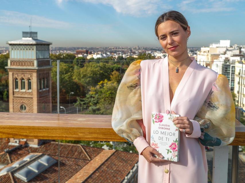 La hija pequeña de Bertín Osborne posando con su primer libro en Madrid.