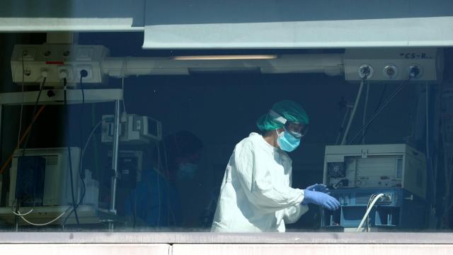 Un trabajador de la UCI en el Hospital de La Paz de Madrid.