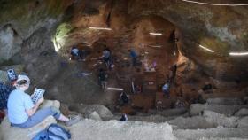 Los expertos trabajando en el interior de la cueva de Lapa do Picareiro.