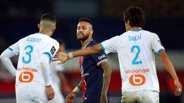 Neymar cara a cara con Álvaro González y Sakai
