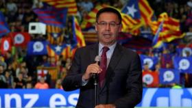 Bartomeu hablando con un fondo con banderas independentistas